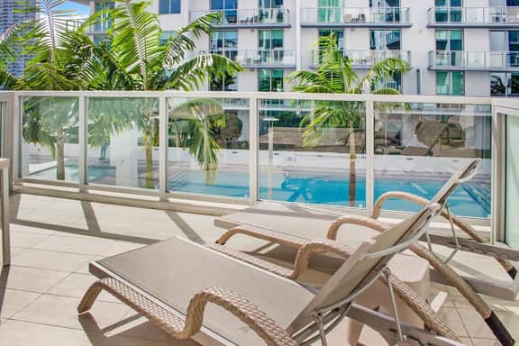 Large Studio W/Oversized Balcony & Bay Views! - Image 2