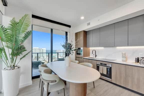 Luxury Beachside 4BR | Ocean Views, Pool & Gym - Image 4