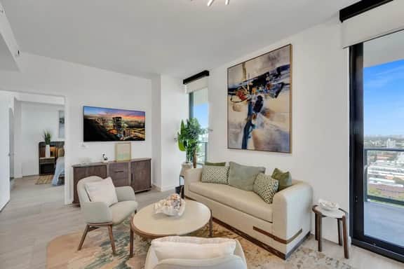 Luxury Beachside 4BR | Ocean Views, Pool & Gym - Image 3
