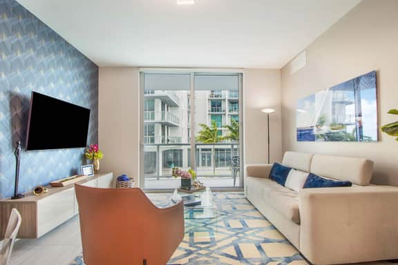 Bay + Pool Views! Modern 1Bdrm Condo - Miami - Image 2