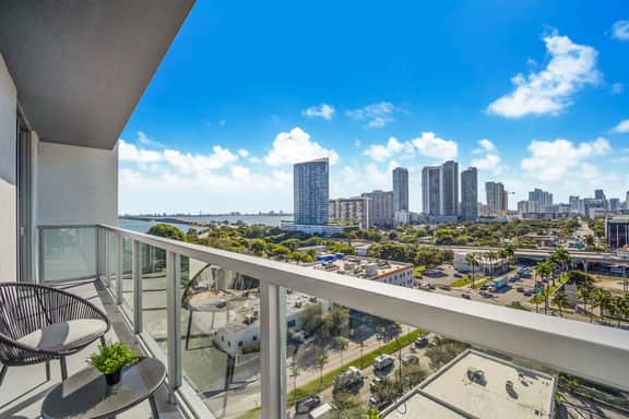 Modern Tropical 1 Bdrm + den Condo - Image 3