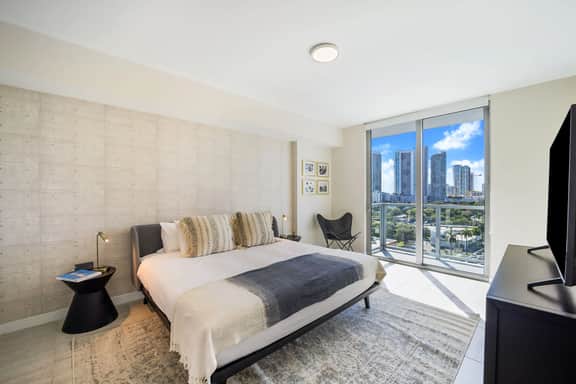 Modern Tropical 1 Bdrm + den Condo - Image 4