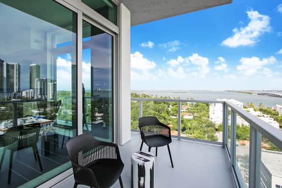 Gorgeous Bayviews - Urban Design 2Bdrm Penthouse - Image 3