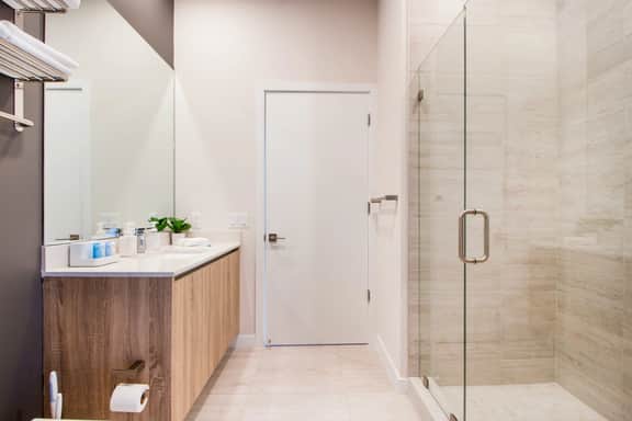 Clean & Modern 1 Bdrm Condo- Miami Design Dist - Image 5