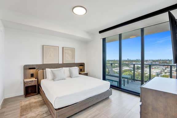 10th-Floor 4BR | Pool, Gym & Beach Access - Image 4