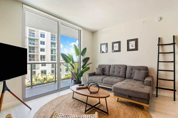Pool + Bay Views! Lush 1 Bdrm Condo - Image 4