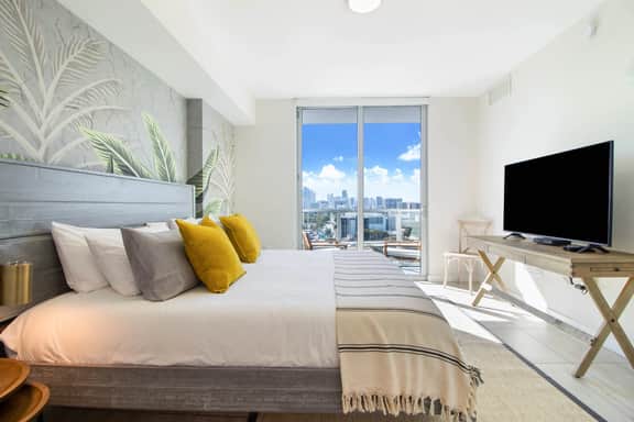 Amazing City Views 1 Bdrm Condo, Miami - Image 3