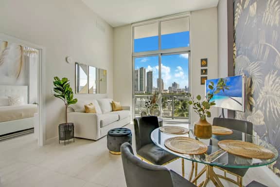 Upscale Designer 1 Bdrm Condo - Miami Design Dist - Image 2