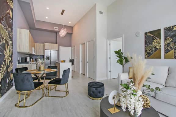 Upscale Designer 1 Bdrm Condo - Miami Design Dist - Image 3