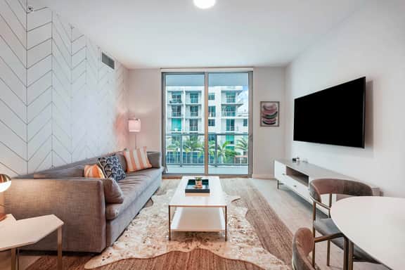 Trendy & Cozy1 Bdrm + Den Condo, Design District - Image 3
