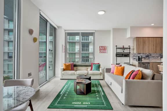 Modern 1 Bdrm Condo With Bay & Pool Views - Image 3