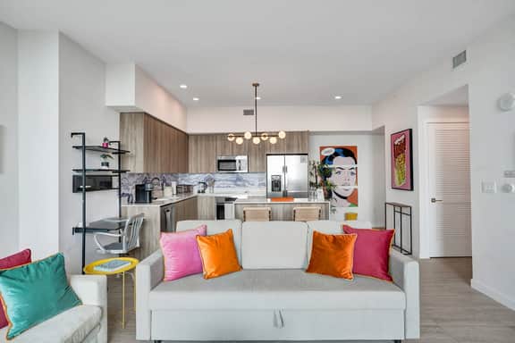 Modern 1 Bdrm Condo With Bay & Pool Views - Image 2