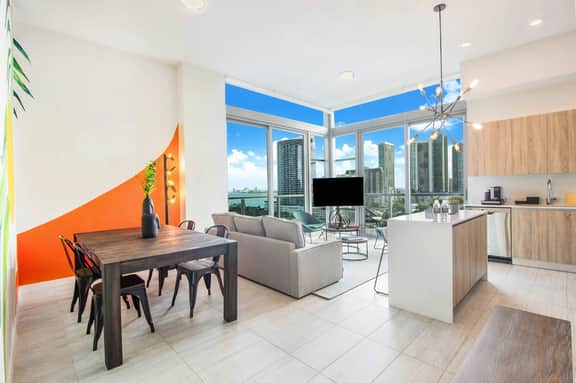 Stunning Bay Views-2Bdrm Penthouse-Miami Design Dist - Image 3