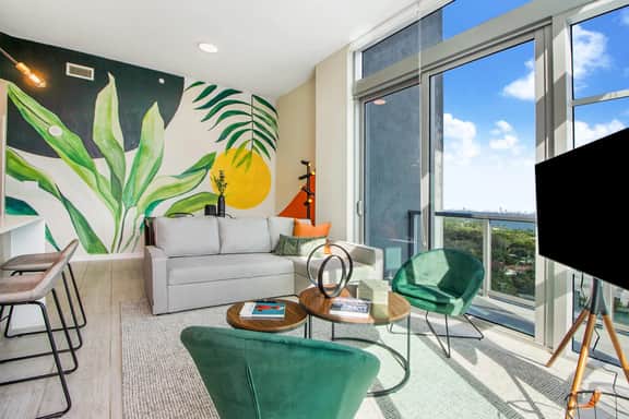 Stunning Bay Views-2Bdrm Penthouse-Miami Design Dist - Image 2