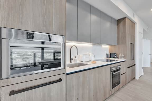 Elegant 4BR, 16th Floor | Balcony, Pool & Gym - Image 5