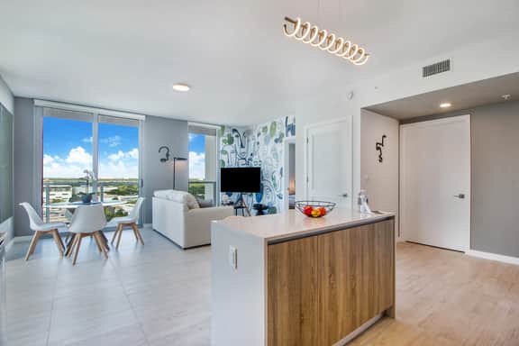 Stylish & Artistic 1 Bdrm Condo With City View - Image 4