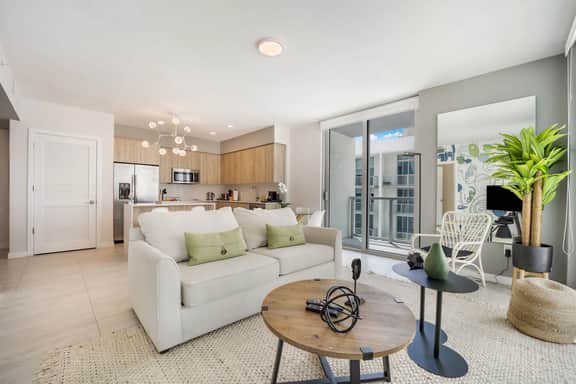 Stylish & Artistic 1 Bdrm Condo With City View - Image 3