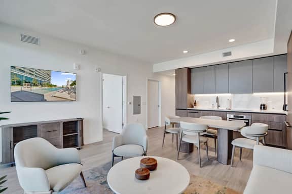 14th-Floor Luxe 2BR | Stylish Living, 72 Park - Image 3
