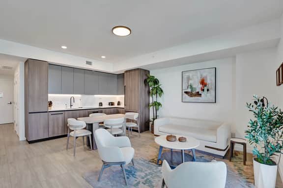 14th-Floor Luxe 2BR | Stylish Living, 72 Park - Image 4