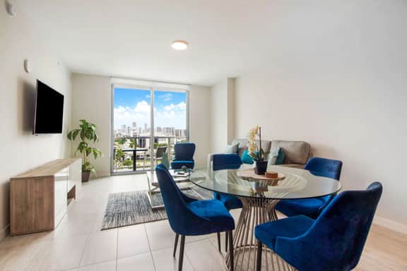 Nice 1 Bdrm Condo City & Partial Bay Views - Image 2