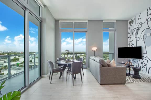 Cool 1 Bdrm Penthouse With Amazing Skyline Views - Image 2