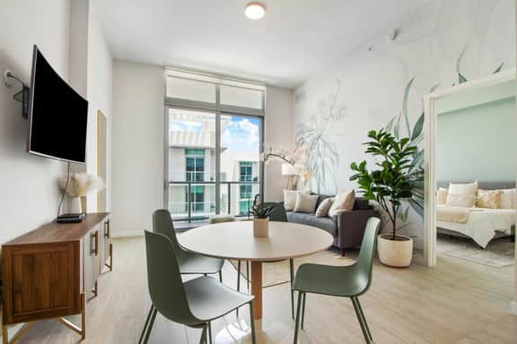 Tropical PH With Bayviews! 1Bdrm+Den. - Image 3