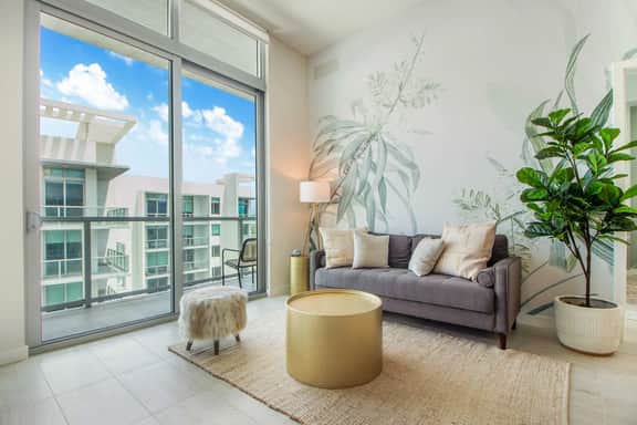 Tropical PH With Bayviews! 1Bdrm+Den. - Image 2