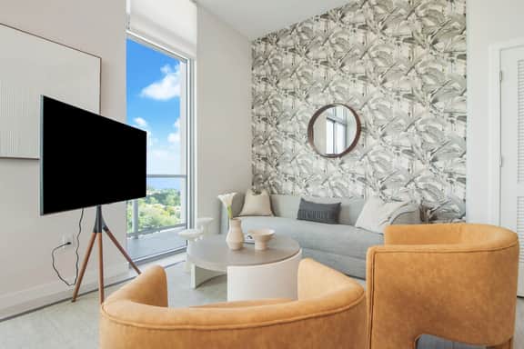 Penthouse W/Bayviews! 2 Bdrm Condo In Miami Design - Image 2