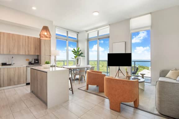 Penthouse W/Bayviews! 2 Bdrm Condo In Miami Design - Image 3