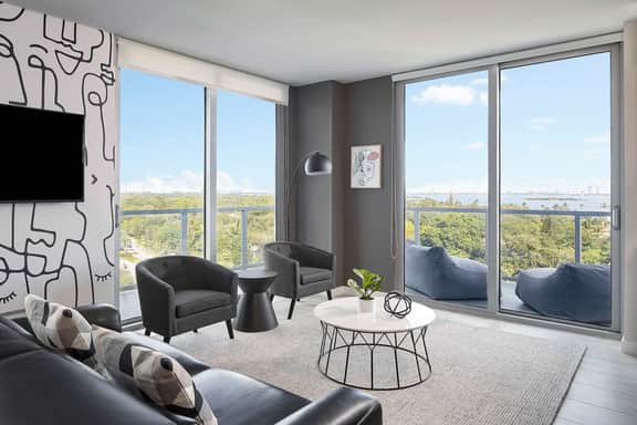 Spectacular Views! Spacious 2 Bdrm Apartment Modern Design! - Image 2