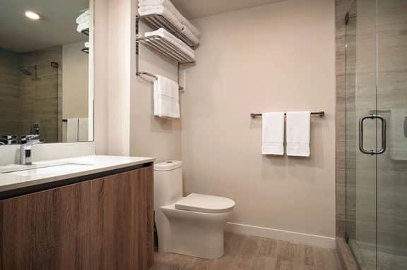 Spectacular Views! Spacious 2 Bdrm Apartment Modern Design! - Image 4