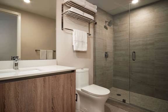 Spectacular Views! Spacious 2 Bdrm Apartment Modern Design! - Image 3