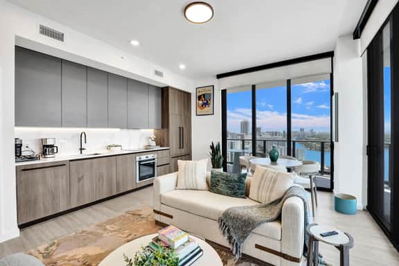 20th Floor Luxe Escape | Pool, Gym & Beach Access - Image 4