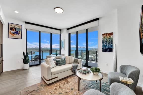 20th Floor Luxe Escape | Pool, Gym & Beach Access - Image 2