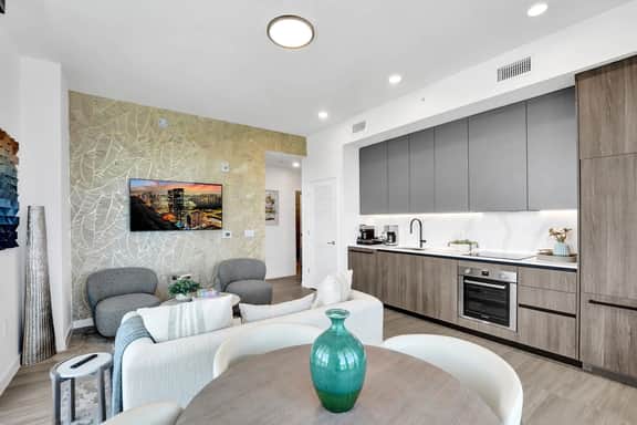 20th Floor Luxe Escape | Pool, Gym & Beach Access - Image 3
