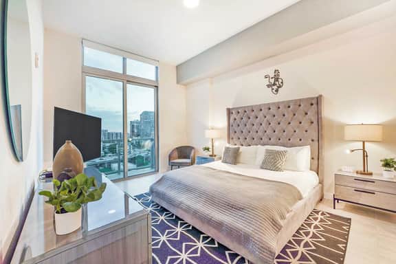 Artsy Penthouse 1 Bdrm Condo - Stunning Views - Image 4