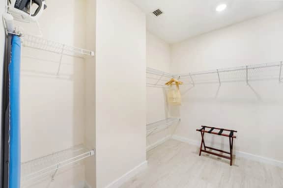 Artsy Penthouse 1 Bdrm Condo - Stunning Views - Image 2
