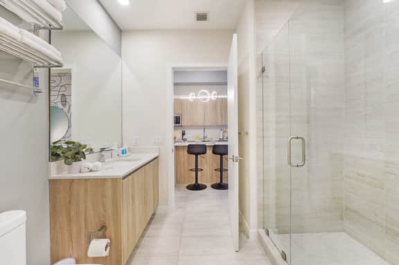 Artsy Penthouse 1 Bdrm Condo - Stunning Views - Image 3