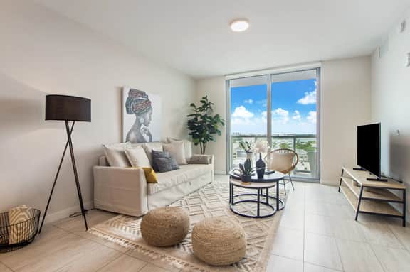 One Bedroom Queen Bed With City Views - Image 4