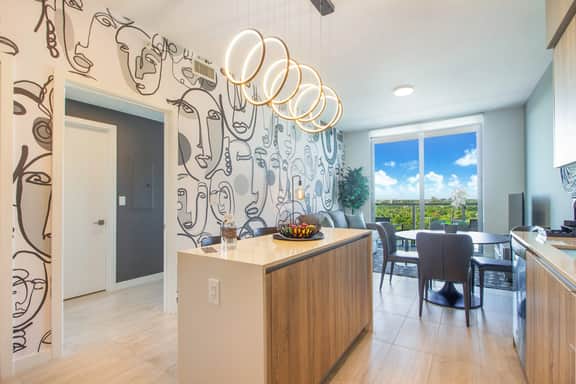 One Bedroom Queen Bed With City Views - Image 2