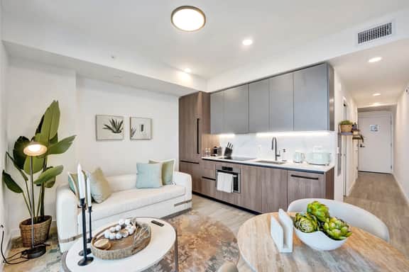 Luxury 1BR at 72 Park | Pool, Gym & Beach Access - Image 3