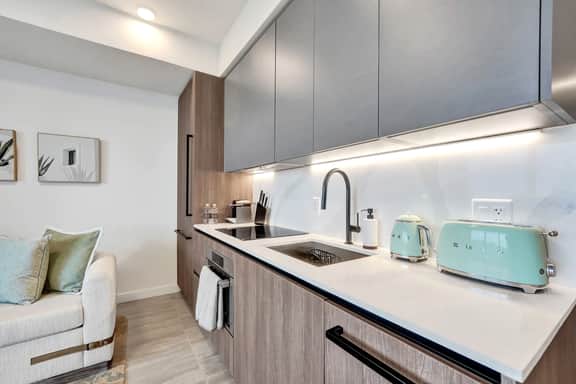 Luxury 1BR at 72 Park | Pool, Gym & Beach Access - Image 4