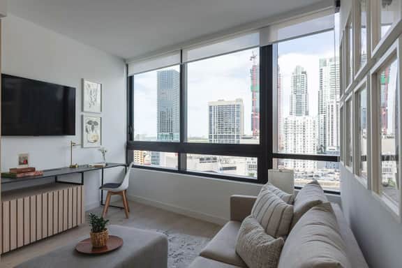 Stunning 1/1 Condo in Downtown Miami Free Parking - Image 3