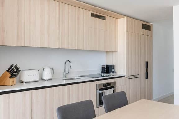 NEW Modern 1/1 Condo Downtown Miami Free Parking! - Image 3
