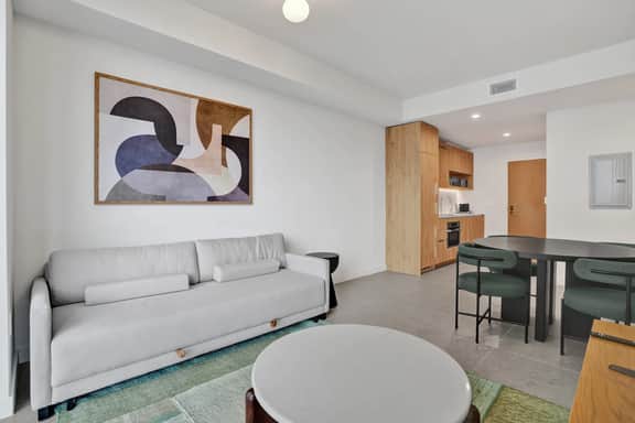 Brand New 1/1 Condo, Downtown Miami Pool & Gym - Image 2