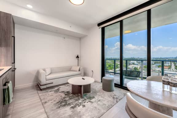 16th Floor Elegant 1BR at 72 Park | Beach Access - Image 2