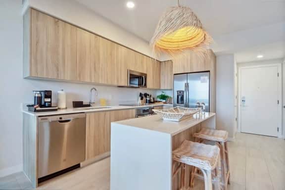 Boho Vibes With Bayviews! 1 Bdrm Condo - Image 5