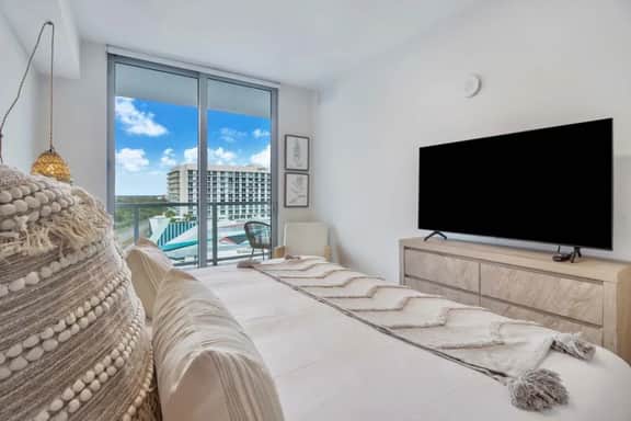 Boho Vibes With Bayviews! 1 Bdrm Condo - Image 2