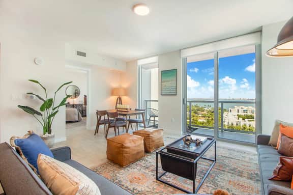 Modern Rustic 1Bdrm Condo W/Bay & Pool Views - Image 3