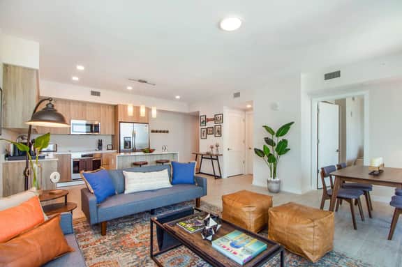 Modern Rustic 1Bdrm Condo W/Bay & Pool Views - Image 2